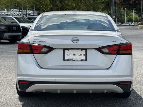 Used 2024 Nissan Altima 2.5 SV FWD image 4