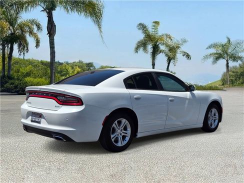 Used 2018 Dodge Charger SXT RWD image 4