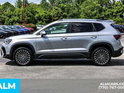 Used 2025 Volkswagen Taos SE FWD image 9