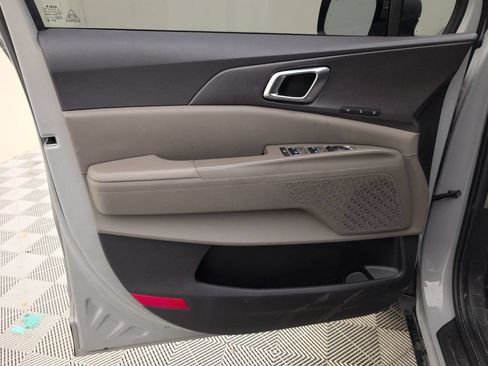 Used 2025 Kia Carnival EX FWD image 34