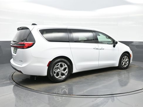 Used 2024 Chrysler Pacifica Limited image 6