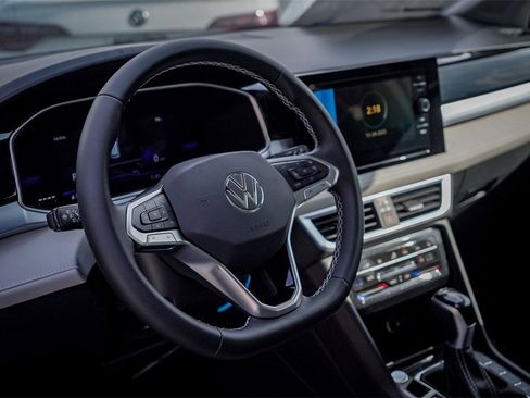 New 2026 Volkswagen Taos SE image 8