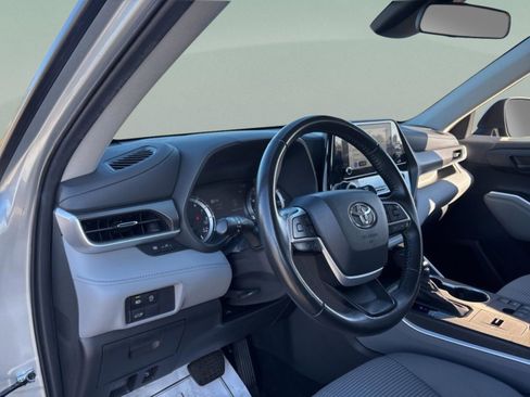 Used 2023 Toyota Highlander LE image 27