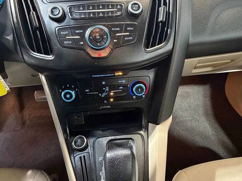Used 2017 Ford Focus SE FWD image 16