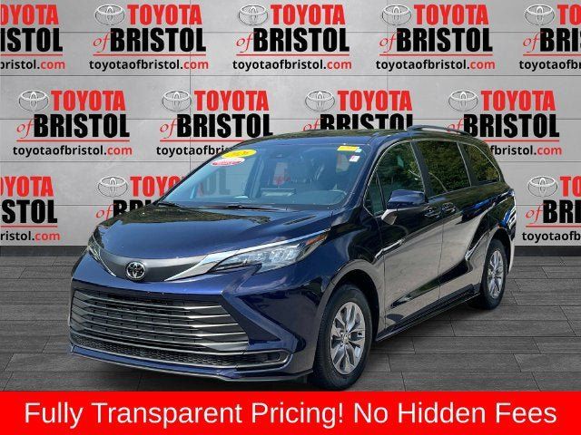 Used 2026 Toyota Sienna LE FWD image 8