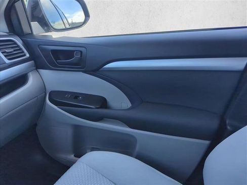 Used 2017 Toyota Highlander LE FWD image 28