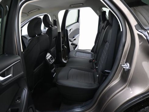 Used 2019 Ford Edge SE image 12