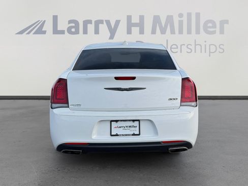 Used 2023 Chrysler 300 Touring w/ Sport Appearance Package image 4