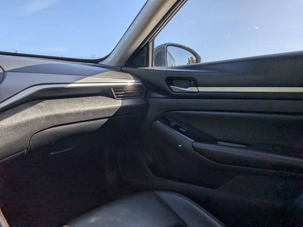 Used 2025 Nissan Altima 2.5 SR FWD image 13