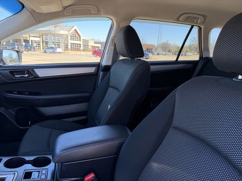 Used 2017 Subaru Outback 2.5i Premium image 11