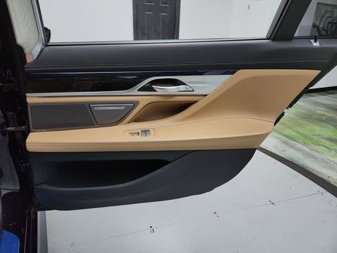 Used 2017 BMW 740i image 31