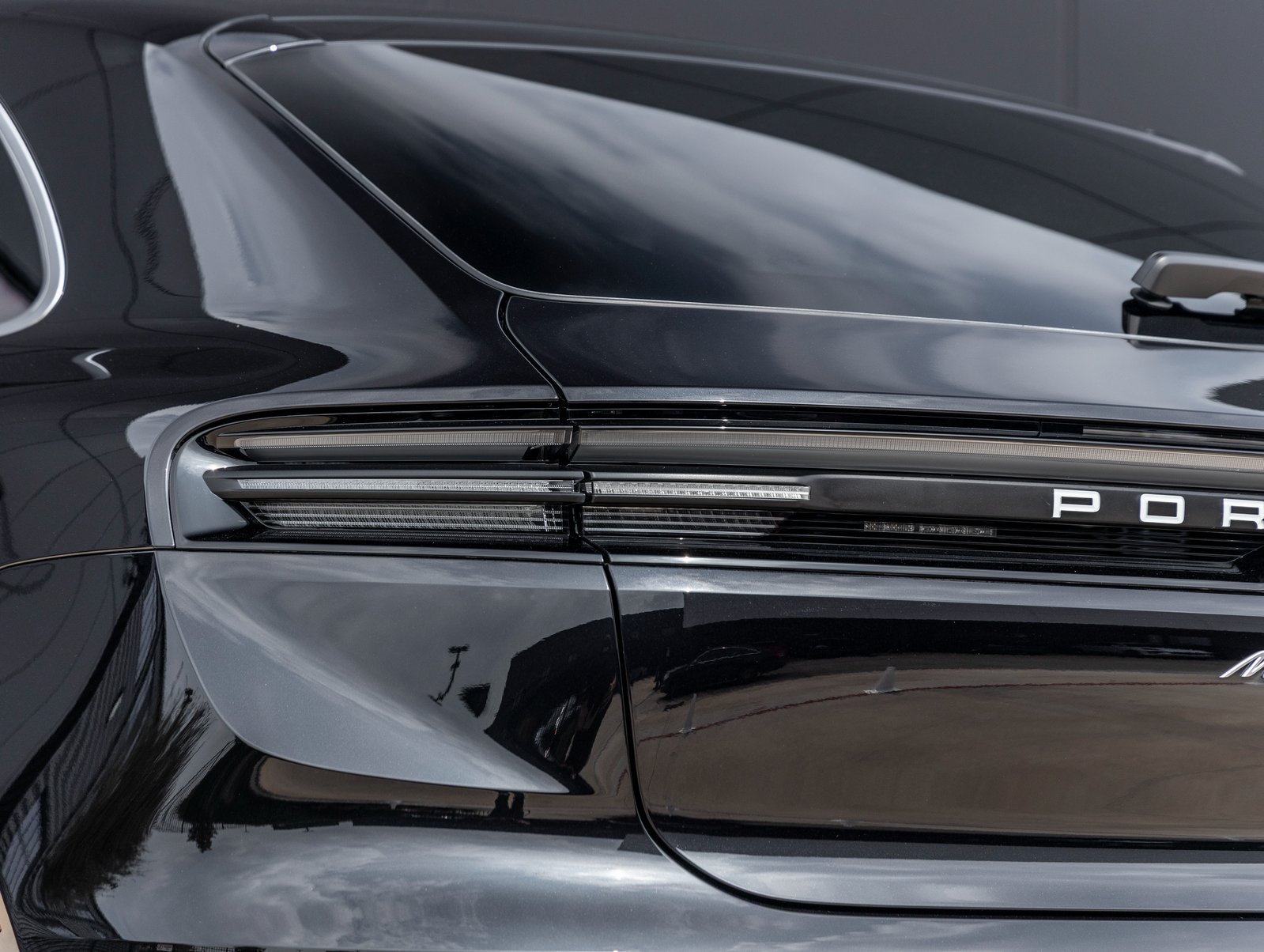 Certified 2025 Porsche Macan 4S Electric AWD/4WD image 14