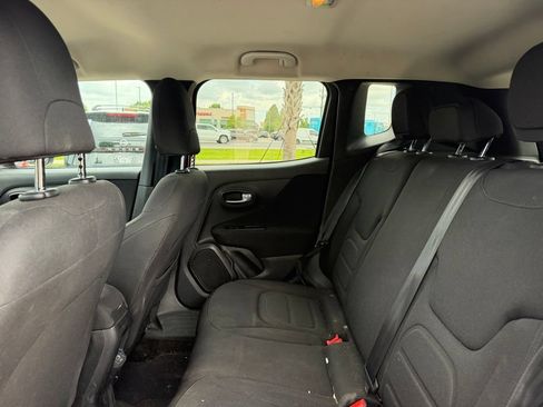 Used 2019 Jeep Renegade Latitude FWD image 9