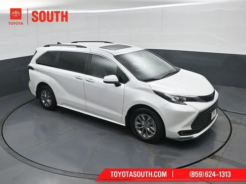 Used 2025 Toyota Sienna XLE FWD image 53