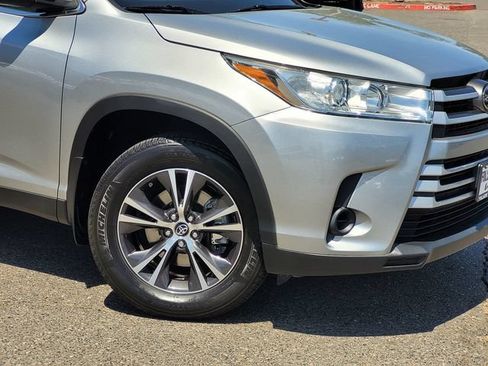 Used 2019 Toyota Highlander LE AWD/4WD image 6
