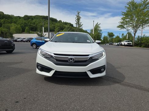 Used 2018 Honda Civic Touring image 9