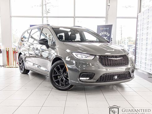 Used 2025 Chrysler Pacifica Limited FWD image 3