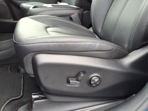 New 2026 Chrysler Pacifica Select FWD image 13