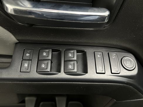 Used 2018 Chevrolet Silverado 1500 Custom w/ Custom Value Package AWD/4WD image 18