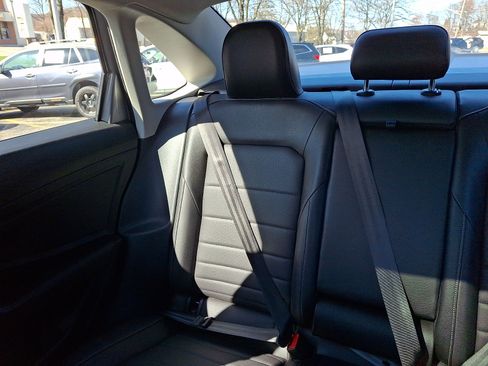 Used 2021 Volkswagen Jetta SE w/ SE Cold Weather Package image 18