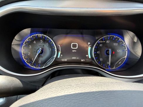 Used 2025 Chrysler Pacifica Limited FWD image 25