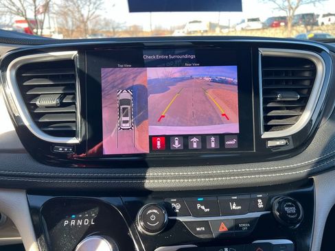 Used 2022 Chrysler Pacifica Touring-L w/ Uconnect Theater Family Group image 32