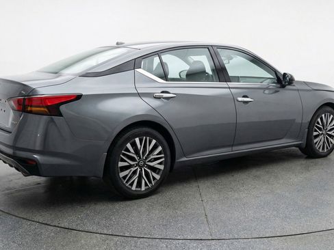 Used 2025 Nissan Altima 2.5 SV image 9