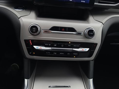 Used 2024 Ford Explorer XLT w/ Equipment Group 202A image 27