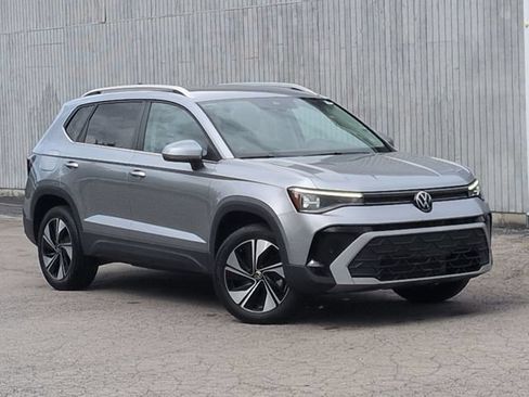 Used 2025 Volkswagen Taos SE AWD/4WD image 11