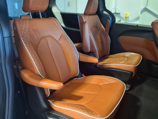 Used 2025 Chrysler Pacifica Pinnacle AWD/4WD image 26