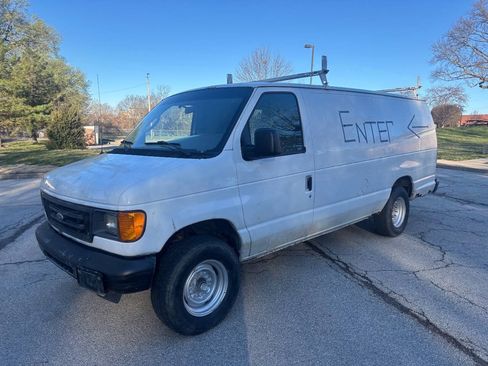 Used 2007 Ford E-250 and Econoline 250 Extended RWD image 2