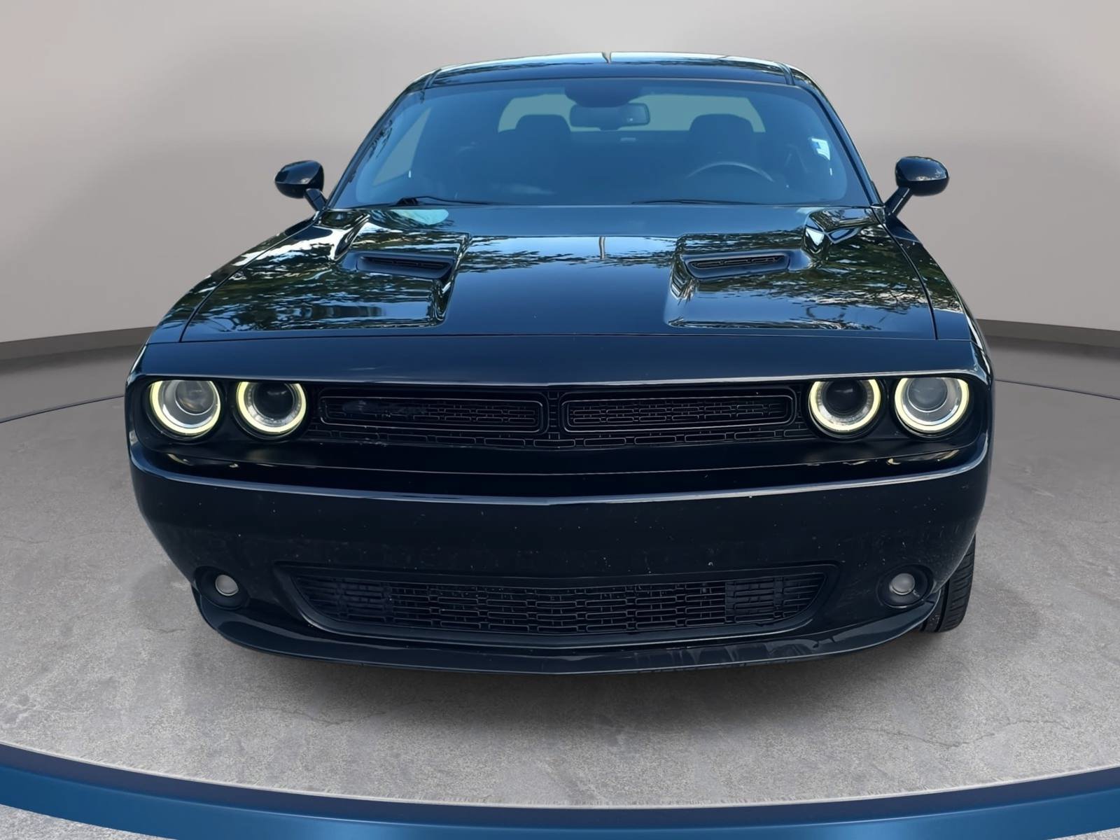 Used 2020 Dodge Challenger SXT w/ Blacktop Package RWD image 2