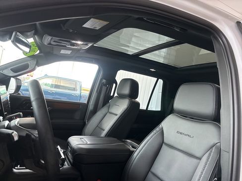 Used 2025 GMC Yukon Denali w/ Sun & Power Step Package image 9