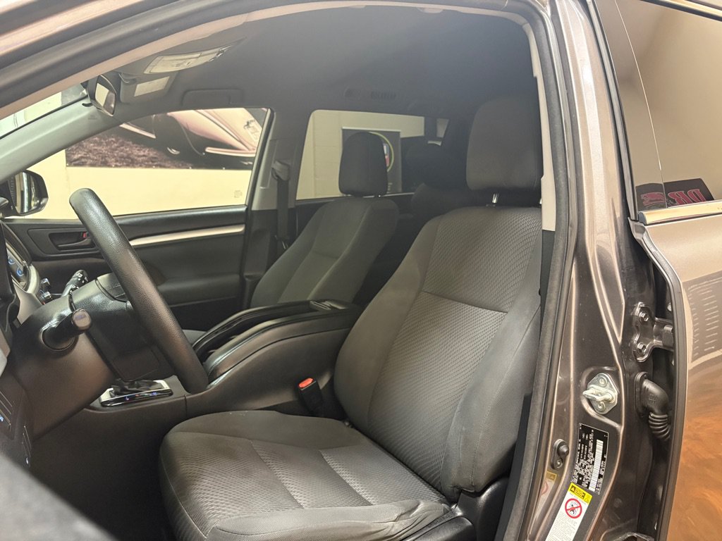 Used 2018 Toyota Highlander LE AWD/4WD image 16