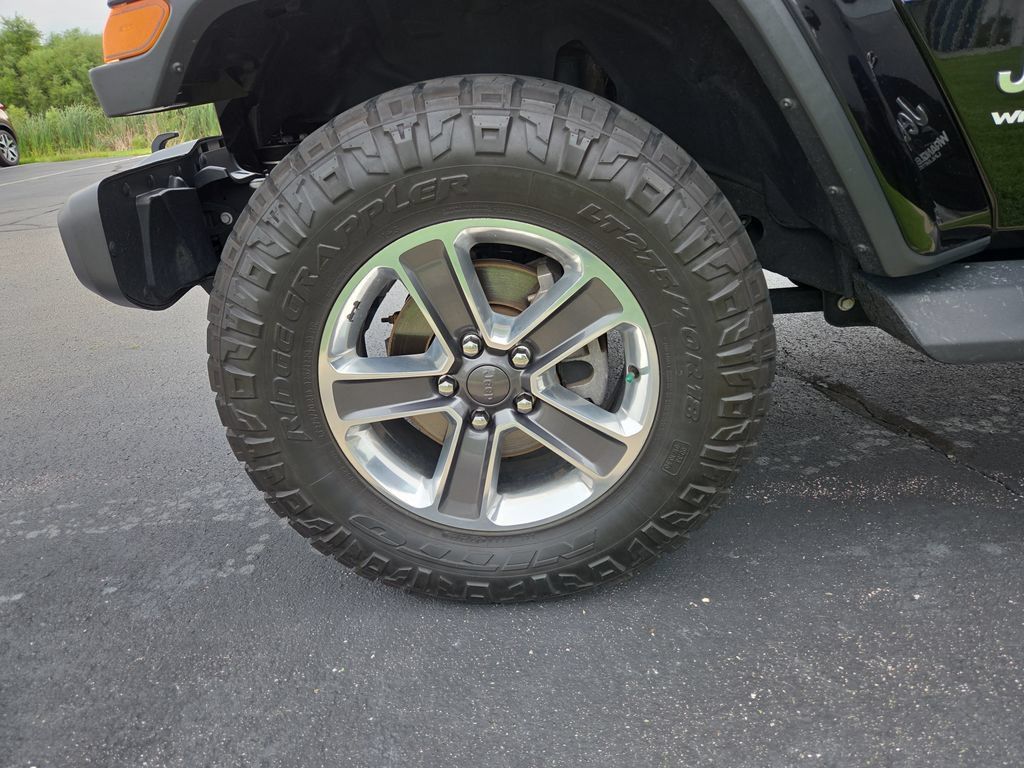 Used 2018 Jeep Wrangler Unlimited Sahara w/ Cold Weather Group AWD/4WD image 32