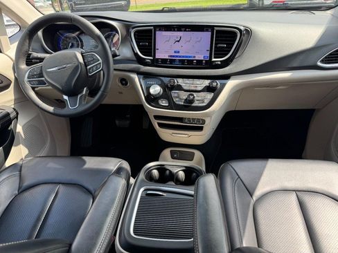 Used 2023 Chrysler Pacifica Touring-L FWD image 14