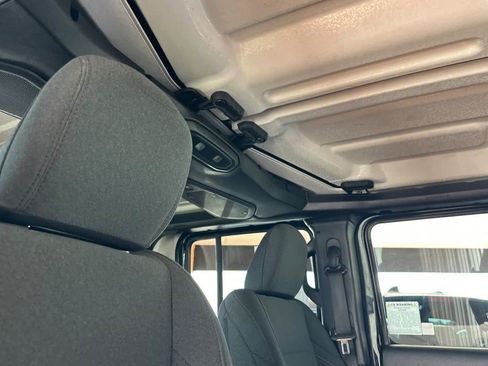 Used 2024 Jeep Gladiator Sport AWD/4WD image 17