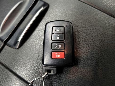 Used 2017 Toyota Highlander SE FWD image 30