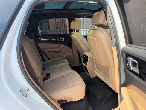 Certified 2023 Porsche Cayenne AWD/4WD image 29