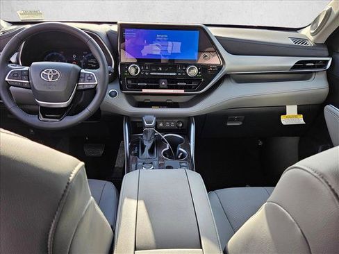 New 2026 Toyota Highlander Platinum AWD/4WD image 14