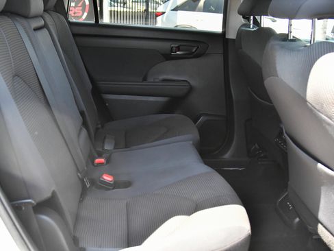Used 2024 Toyota Highlander LE AWD/4WD image 45