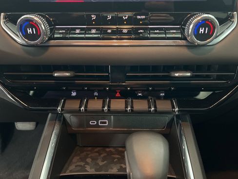 Used 2024 GMC Canyon Elevation w/ Convenience Package image 16