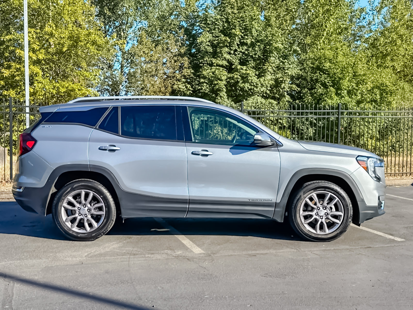 Used 2024 GMC Terrain SLT AWD/4WD image 2
