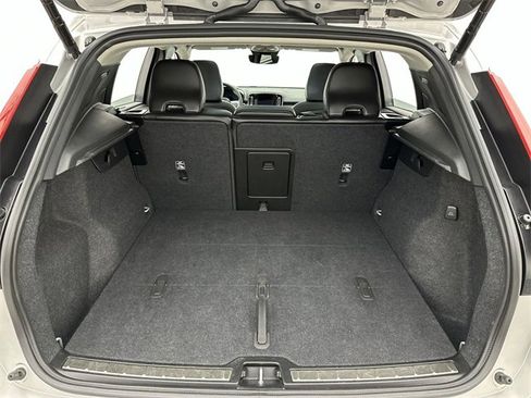 Certified 2025 Volvo XC40 B5 Plus image 24