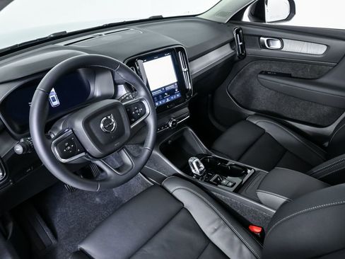 Used 2026 Volvo XC40 B4 Plus w/ Protection Package Premier image 5