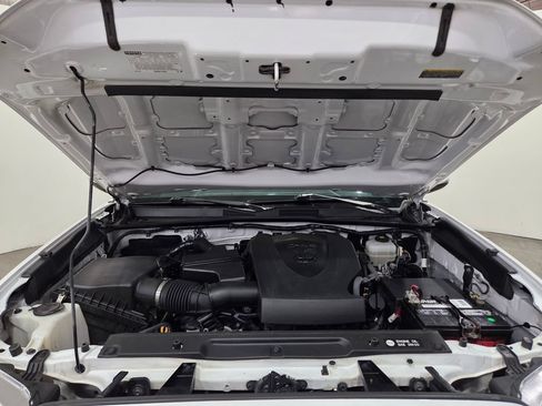 Used 2018 Toyota Tacoma TRD Off-Road w/ Technology Package AWD/4WD image 6