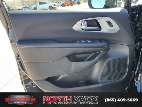 New 2026 Chrysler Pacifica Limited image 5