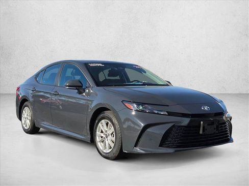 Used 2025 Toyota Camry LE image 3