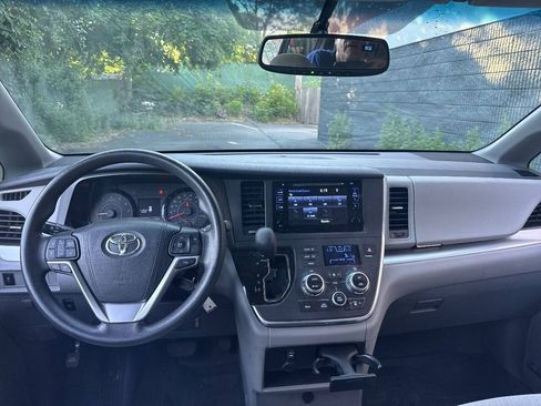 Used 2017 Toyota Sienna LE AWD/4WD image 13