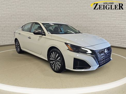 Used 2025 Nissan Altima 2.5 SV FWD image 3
